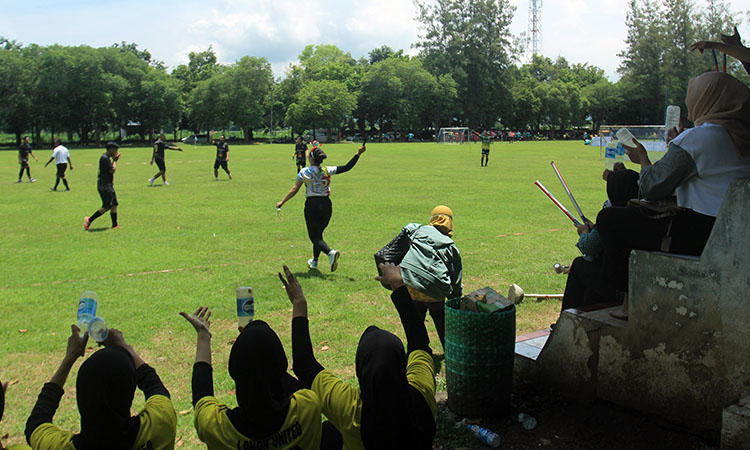 PENUH ENERGI: Setiap pertandingan berlangsung seru, suporter dari masing-masing tim tak kalah heboh.