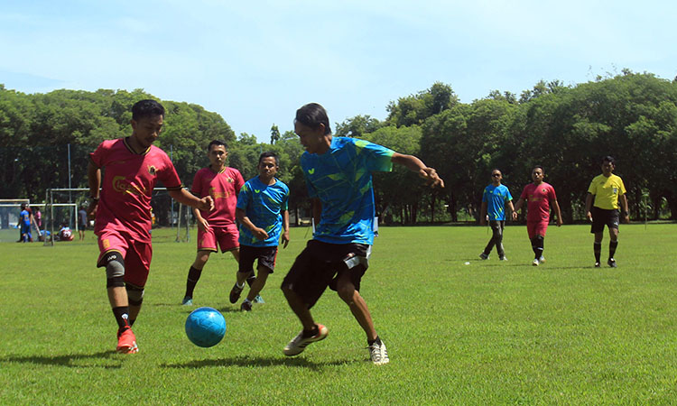 MINI SOCCER: Meski berlangsung sengit, para pemain tetap menjunjung tinggi sportivitas.