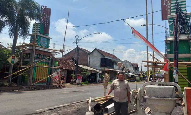 Anggota DPRD Kota Probolinggo saat meninjau tugu batas kota di Triwung Kidul, Rabu (19/11).