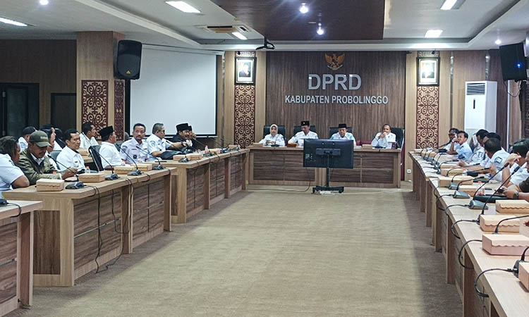 WADUL: Sejumlah kepala desa yang tergabung dalam PKDI saat audiensi dengan Komisi I DPRD.