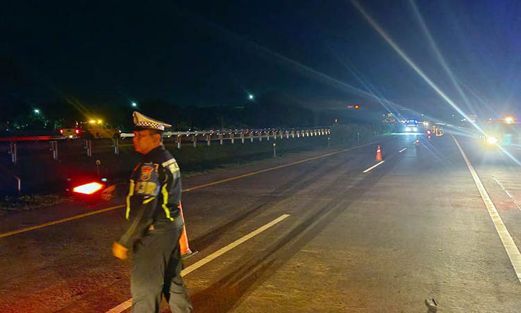 BERJAGA: Petugas PJR Direktorat Lalulintas Polda Jawa Timur saat mengatur arus, usai ada insiden kecelakaan di jalan tol.
