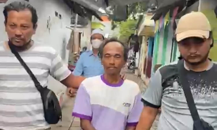 SESUAI REKAMAN CCTV: Tersangka M saat dikeler petugas seusai dibekuk di rumahnya di Gadingrejo beberapa waktu lalu.