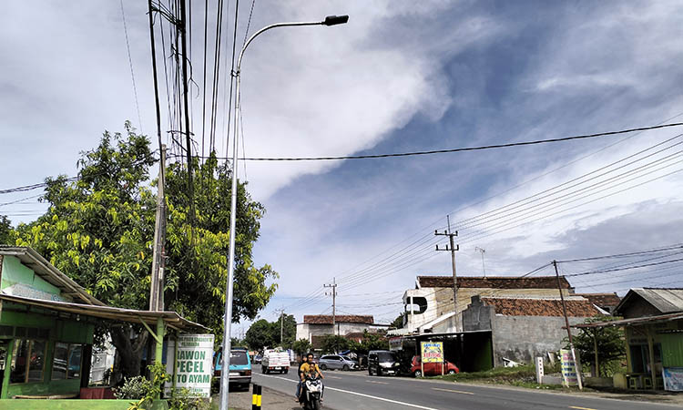 TERPASANG: Sebuah PJU dibahu ruas jalan Kecamatan Pajarakan sudah kokoh terpasang. PJU ini segera difungsikan.
