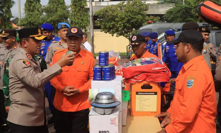 SIAP BERTUGAS: Personel BPBD Kabupaten Probolinggo saat apel siap siaga bencana beberapa waktu lalu. Selama musim hujan, mereka harus stand by.