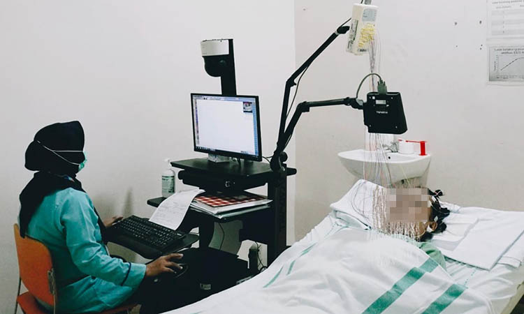TEKNOLOGI CANGGIH: Seorang pasien yang sedang di terapi menggunakan TMS di RSUD Bangil.