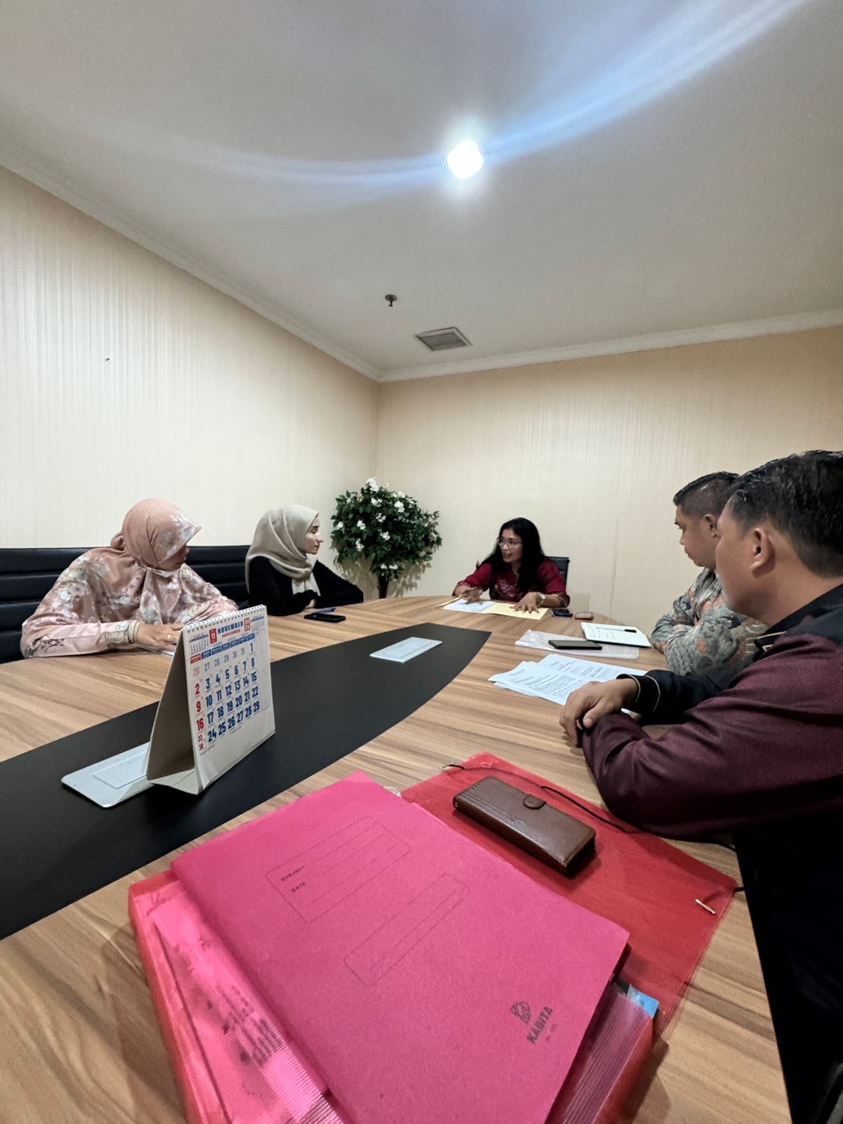 MEDIASI: Kuasa hukum Aliansi Eks Karyawan PT. Kertas Leces (PTKL) Probolinggo setelah mediasi di Pengadilan Negeri Jakarta Pusat, Selasa (18/11).