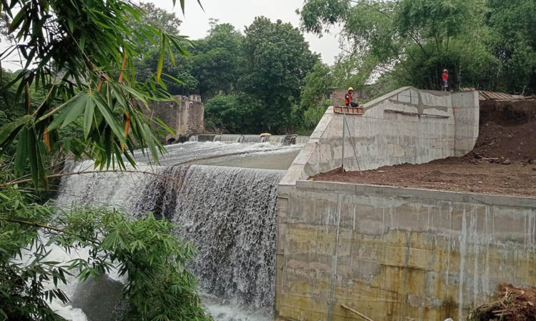 RAMPUNG: Pembangunan Dam Mojokopek, Desa Ngerong, Kecamatan Gempol, yang tuntas. Sementara untuk Dam Selang, Desa Wonosari, Kecamatan Gempol, menyisakan 25 persen.