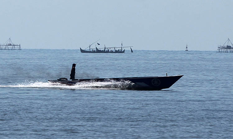 TENANG: Nelayan di pesisir Pasuruan dengan perahunya saat melaut. Selama musim hujan cuaca ekstrem di perairan patut diwaspadai.