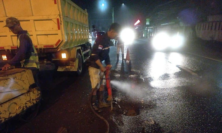 DITAMBAL: Perbaikan jalan nasional di Gempol-Purwodadi yang tengah berproses. Perbaikan itu dilakukan malam hari, untuk mencegah kemacetan.