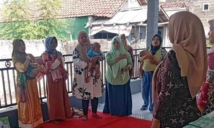 EDUKASI: Petugas kesehatan Puskesmas Kedawung Wetan saat memberikan edukasi berkaitan dengan pencegahan stunting.