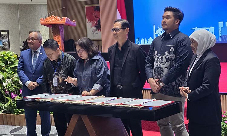 MISI DAGANG INTERNASIONAL: Direktur Utama PT. Pratama Spices Indonesia, Aslam Ali Yafi (dua dari kanan) dan Gubernur Jatim Khofifah Indar Parawansa saat foto bersama usai jalin MoU.