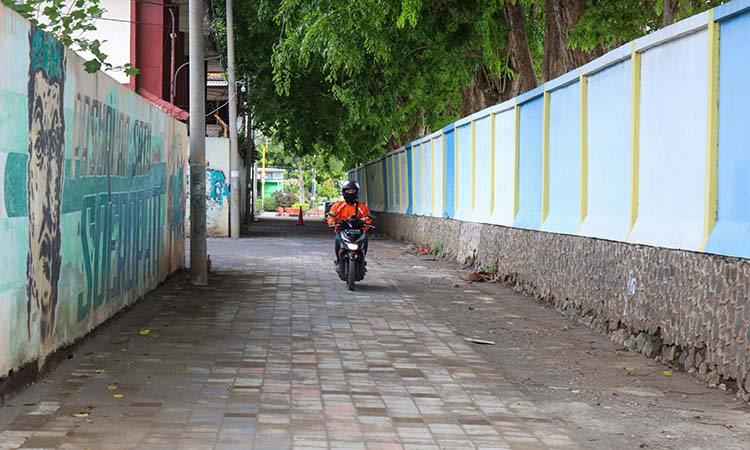 Jalan lingkungan di sisi Stadion Untung Suropati Kota Pasuruan yang termasuk salah satu titik yang dibenahi.