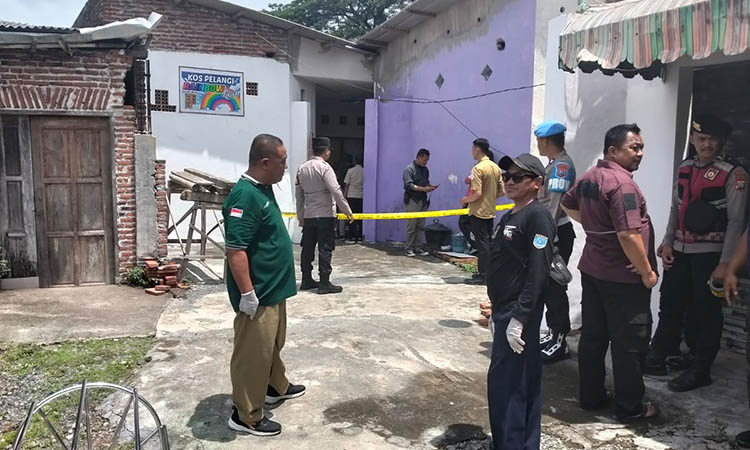 POLICE LINE: TKP di sekitar kamar indekos korban yang terpaang garis polisi.
