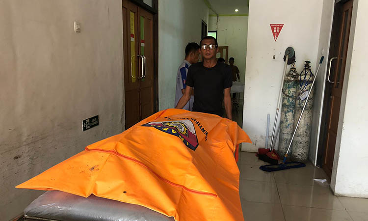 KANTONG JENAZAH: Petugas medis mengevakuasi jenazah Zhang Dayu, 50. Warga negara Tiongkok ini ditemukan meninggal di kamar indekosnya di Jalan Cempaka, Kelurahan Sukabumi, Kecamatan Mayangan, Kota Pro