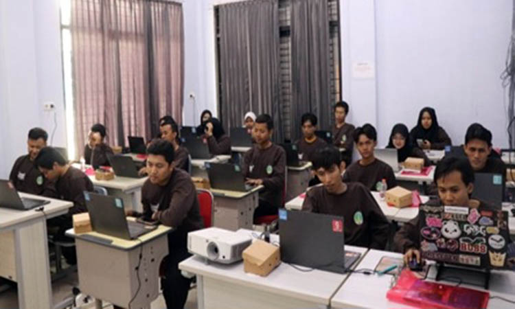 BERI PELATIHAN: Kegiatan pelatihan desain grafis yang sudah selesai berjalan. Pemkot Pasuruan mengalokasikan dana hingga Rp 3 miliar untuk pelatihan kerja.
