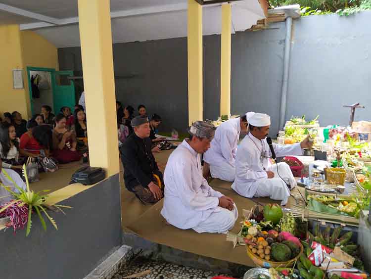 KHIDMAT: Umat Hindu Suku Tengger merayakan Galungan di Pura Dharma Santhi, Desa Sapikerep, Kecamatan Sukapura, Kabupaten Probolinggo, Rabu (19/11).