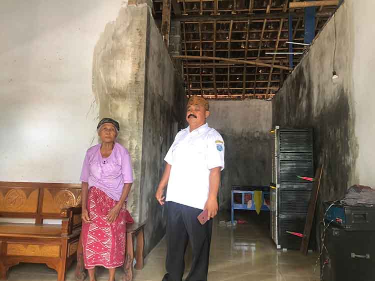 LEBIH BAIK: Salah satu penerima manfaat RTLH, Parmi (kiri) bersama Kepala Desa Kropak Satap Efendi di rumahnya.