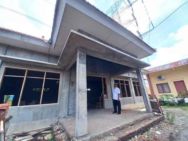 HAMPIR RAMPUNG: Kepala Desa Kropak Satap Efendi mengecek pembangunan Gedung Pertemuan Masyarakat di Desa Kropak, Kecamatan Bantaran.