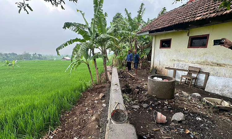 BANGUN: Keberadaan pagar SDN Sumberejo II Purwosari yang tengah dalam pembangunan. Hal ini dibutuhkan, untuk meminimalisir risiko kejahatan serta gerusan air.