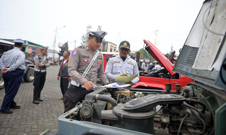 RAMP CHECK: Petugas Dishub dan kepolisian saat melakukan pemeriksaan armada wisata Gunung Bromo. Hal ini penting, untuk memastikan kelayakan kendaraan.