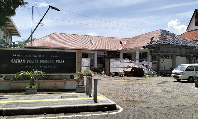 DIBURU WAKTU: Proses rehab gedung Satpol PP Kabupaten Pasuruan yang tengah berjalan. Sejauh ini, sudah 82 persen terlaksana.