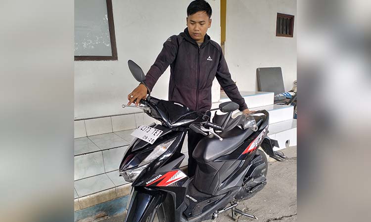 DIAMANKAN: Motor korban Achmad Zainul, 41,  yang diamankan petugas usai kecelakaan yang menimpanya.