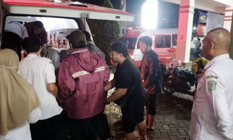 EVAKUASI: Proses evakuasi pasutri asal Kediri yang nekat terboso wedus gembel saat melintas di Jembatan Gladak Perak, Rabu (19/11).(BPBD Lumajang)