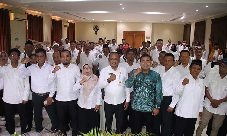 PELATIHAN: Kepala DKUP Kota Probolinggo Slamet Swantoro, S.P., Kepala Bidang Koperasi Dwiyani, S.H., M.M., dan narasumber foto bersama dengan semua peserta pelatihan usai seremonial pembukaan kegiatan