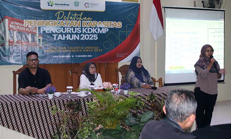 PENDAMPING: Di hari ketiga, para pendamping (BA) KDKMP dari Jawa Timur memperkenalkan diri sekaligus mengumumkan pembagian pendamping kepada seluruh peserta.