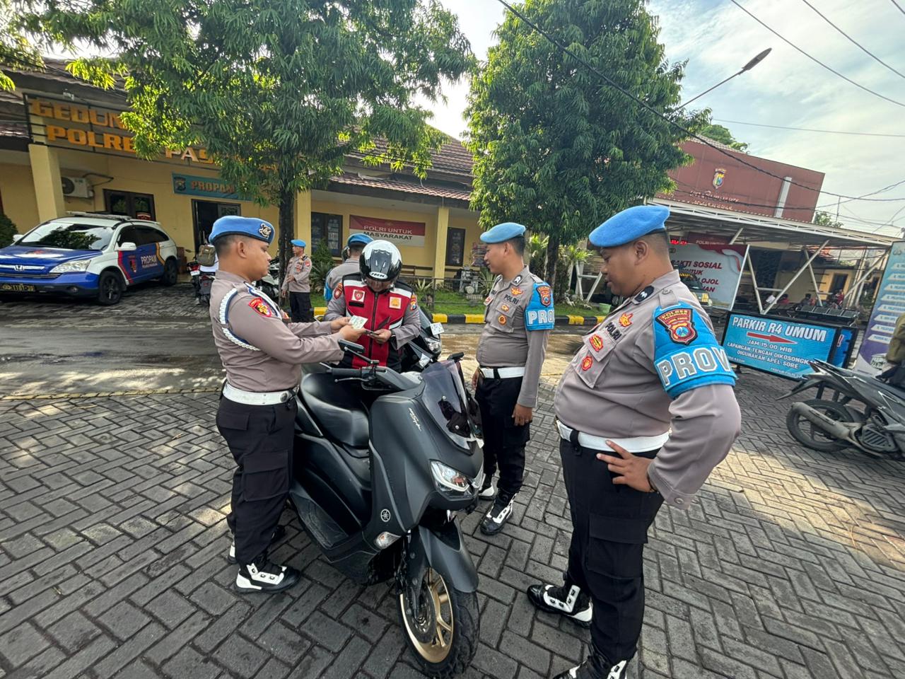 OPS Gaktibplin: Propam Polres Pasuruan saat melengkap kelengkapan berkendara salah satu anggotanya.