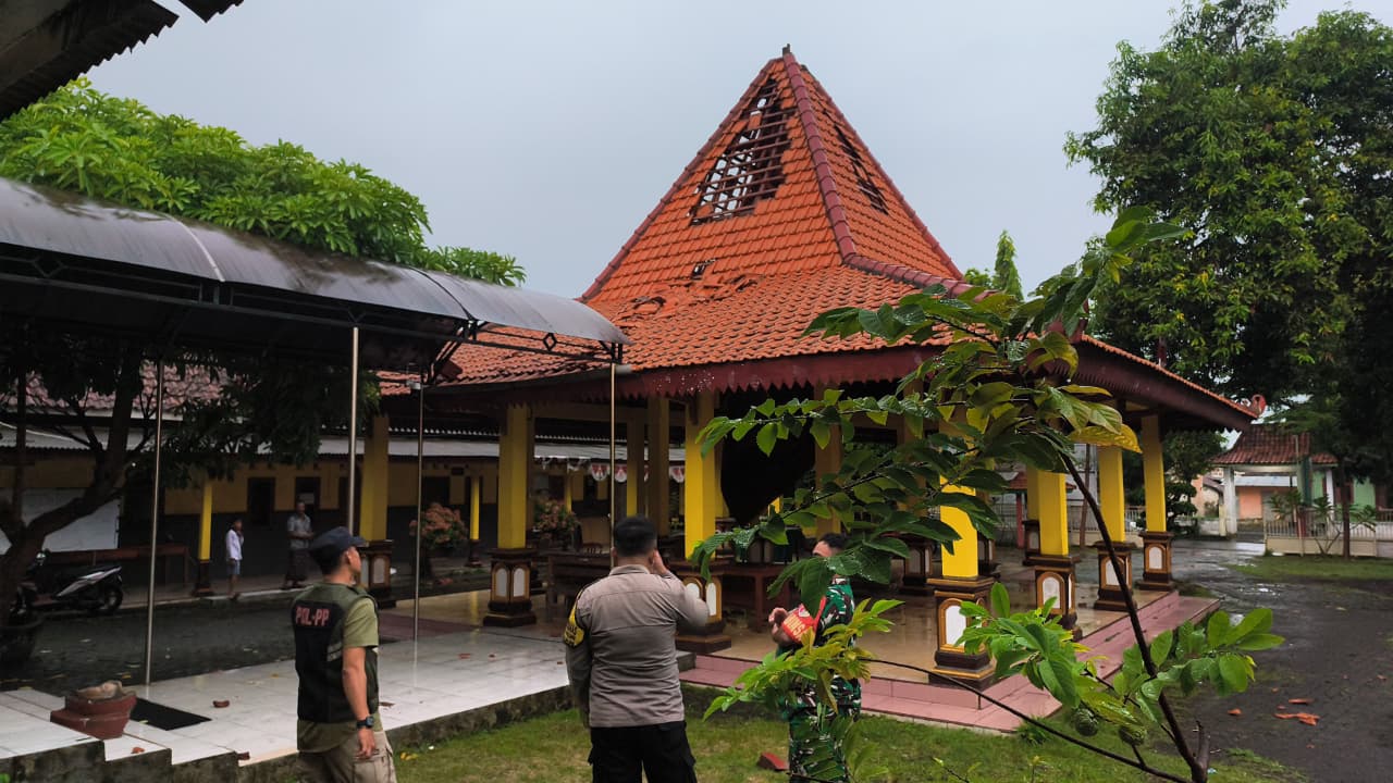 Kondisi atap bangunan pendapa Tunggulwulung, Pandaan, Kabupaten Pasuruan usai disambar petir. (Rizal Syatori/ Radar Bromo)