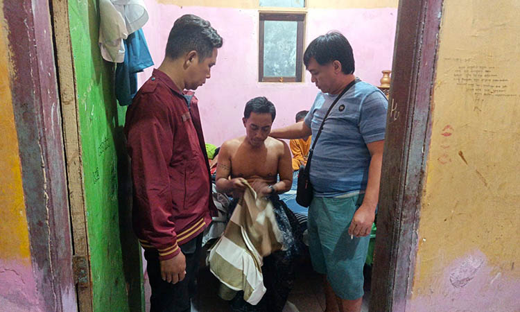 DIAMANKAN: Tersangka saat diamankan polisi atas kasus pencurian genset. Dalam pemeriksaan, ia pernah mencuri motor di wilayah Rembang.