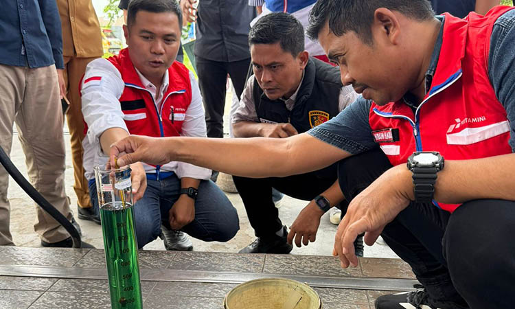 CEK: Pertamina Patra Niaga II Malang bersama petugas gabungan dari Polres Probolinggo Kota dan DKUP Kota Probolinggo saat melakukan pengecekan Pertalite di salah satu SPBU Kota Probolinggo, Selasa (4/