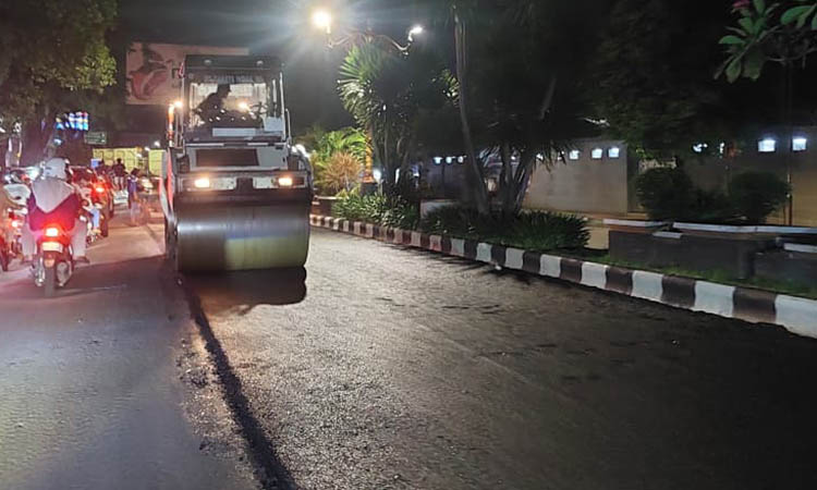 SAMPAI MALAM: Alat berat yang dikerahkan untuk menyelesaikan proyek preservasi Jalan Soekarno-Hatta dan Jalan Panglima Sudirman di Kota Probolinggo.
