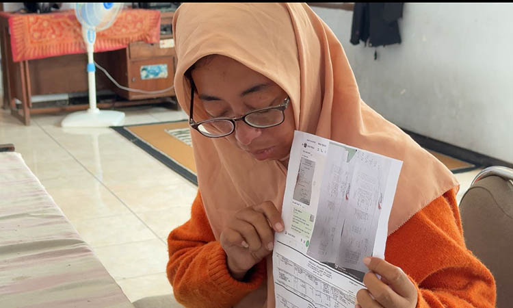 BERKILAH: Nur Aini saat menemui awak media di Balai Wartawan Pasuruan beberapa waktu lalu.