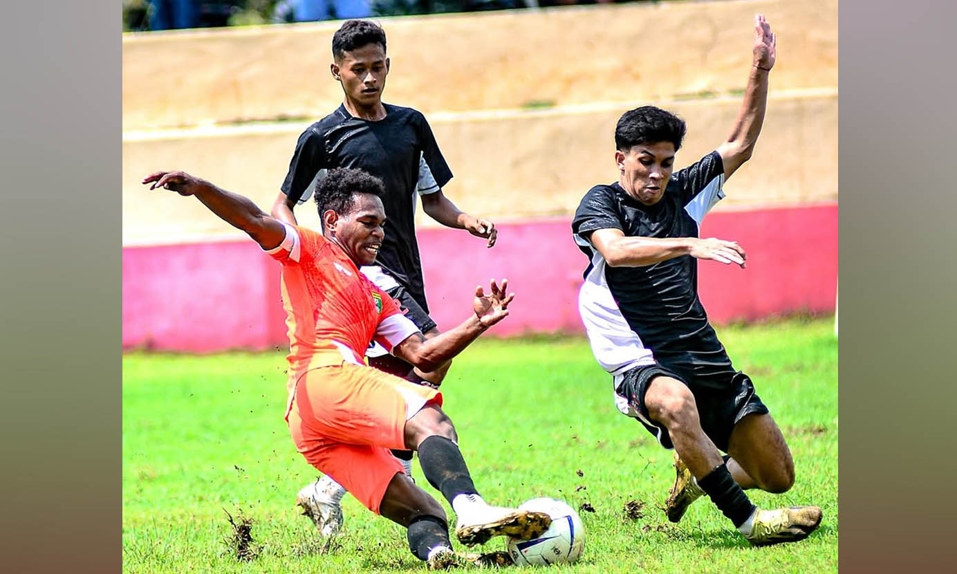 HASIL POSITIF: Laga uji coba antara Persekabpas dan AC Mojopahit yang digelar beberapa waktu lalu. Laskar sakera akan melakoni laga perdana pada Senin, 1 Desember