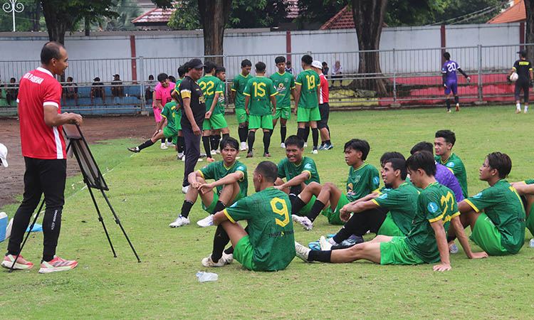 JURU TAKTIK: Pelatih Persekap Aris Budi Prasetyo memberikan instruksi terhadap anak didiknya di sela ujicoba di Stadion Untung Suropati.