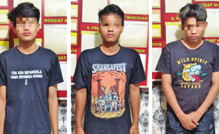 DITAHAN: MMRA, MEF, dan LA, tiga tersangka pelaku pengroyokan yang sudah diamankan di Mapolsek Purwosari.