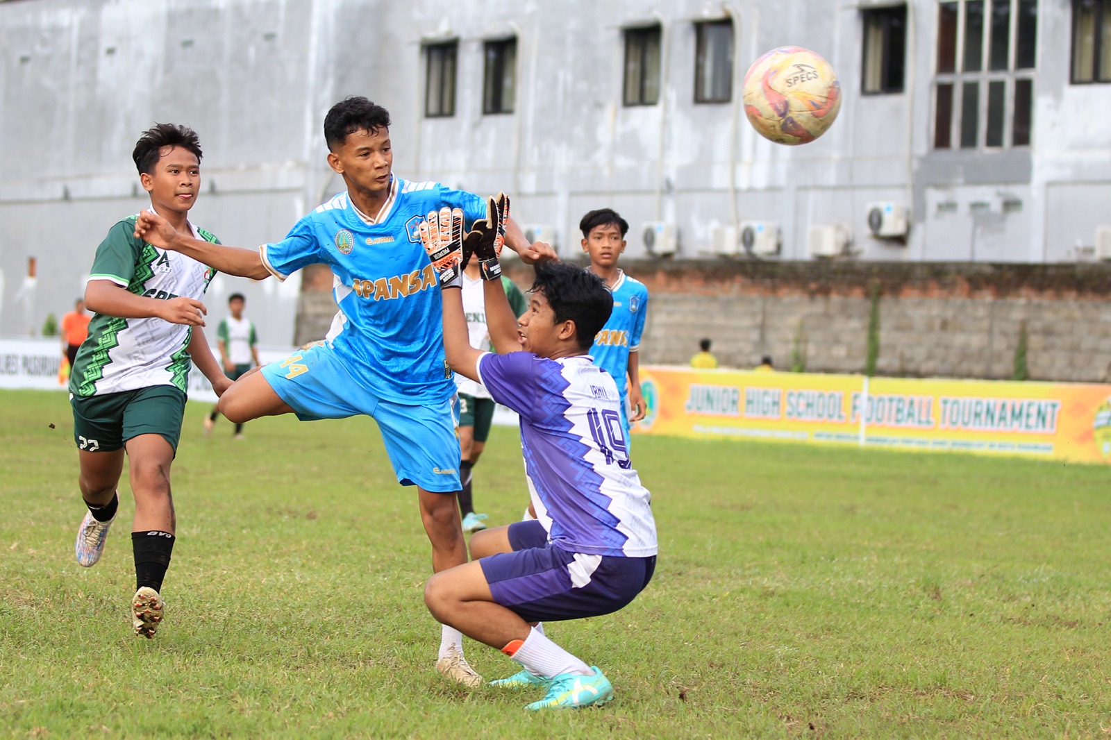 BAWA NAMA SEKOLAH: Laga antara tim SMP Negeri 1 dan SMP Negeri 9 di ajang liga sepakbola pelajar di Lapangan gadingrejo, sebelah rumah dinas Ketua DPRD.