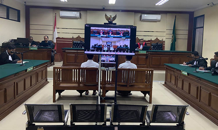 MASIH PIKIR-PIKIR: Suasana sidang terdakwa Erwin Setyawan dan Nurkamto di Pengadilan Tipikor Surabaya, Jumat (21/11).