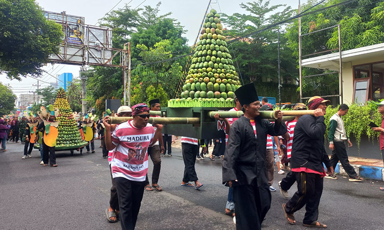 KIRAB: Gunungan mangga khas Kota Probolinggo dikirab dengan diiringi tarian dan musik Dukduk, di Jalan dr. Soetomo menuju GOR Ahmad Yani, Sabtu (22/11). (Inneke Agustin/ Radar Bromo)
