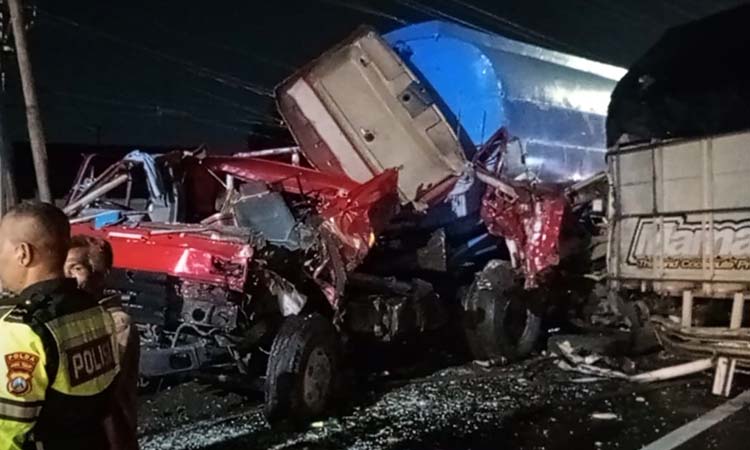 RINGSEK PARAH: Kondisi truk tangki muat air alami ringsek usai disasak truk engkel. (Rizal Syatori/ Radar Bromo)