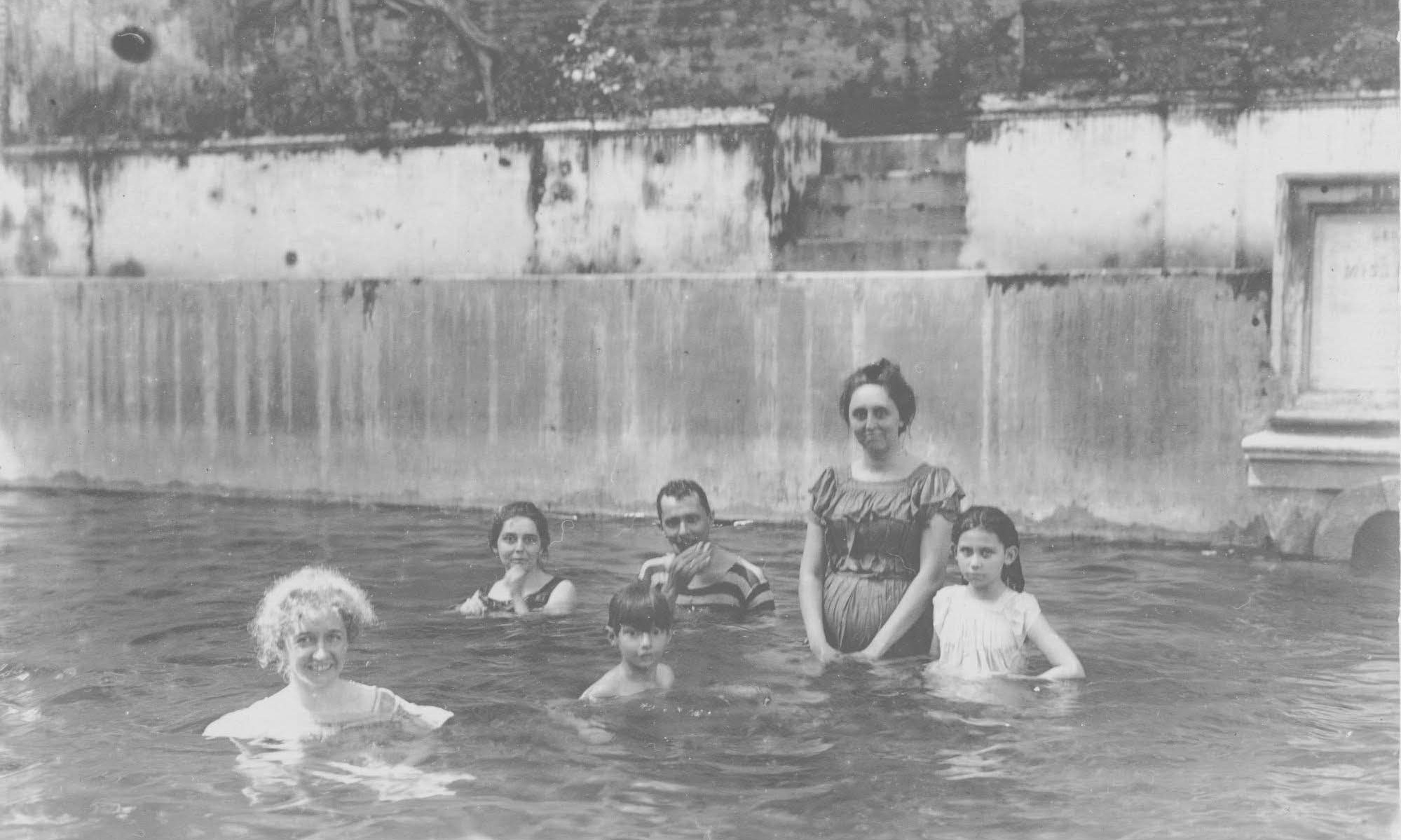 LAWAS: Eugenia Jackson pengasuh asal Inggris (kiri) mendampingi anak-anak pengusaha Belanda bersama MacNeill dan Johanna Bezoet De Bie di Kolam Oembul.