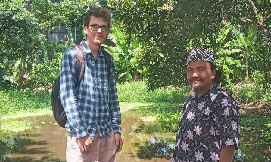 KINI: Pegiat sejarah dari komunitas Pojok Literasi, Edi Martono bersama keturunan kelima dari Johanna Bezoet de Bie, Tom di Pemandian Umbul.