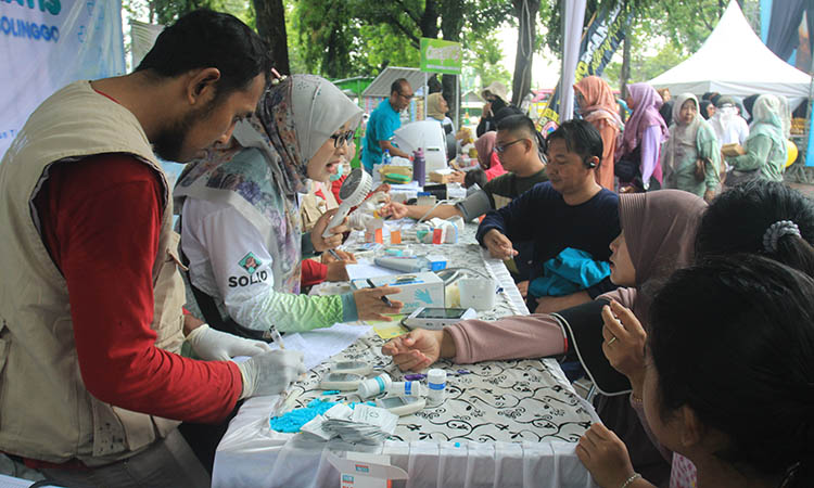 SINERGI: Salah satu stan rumah sakit memberikan beragam layanan kesehatan gratis kepada masyarakat.