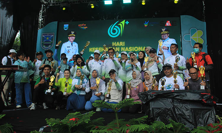 PENGHARGAAN: Para pemenang lomba 3 cabor yang digelar dalam rangkaian peringatan HKN ke-61 berfoto bersama.