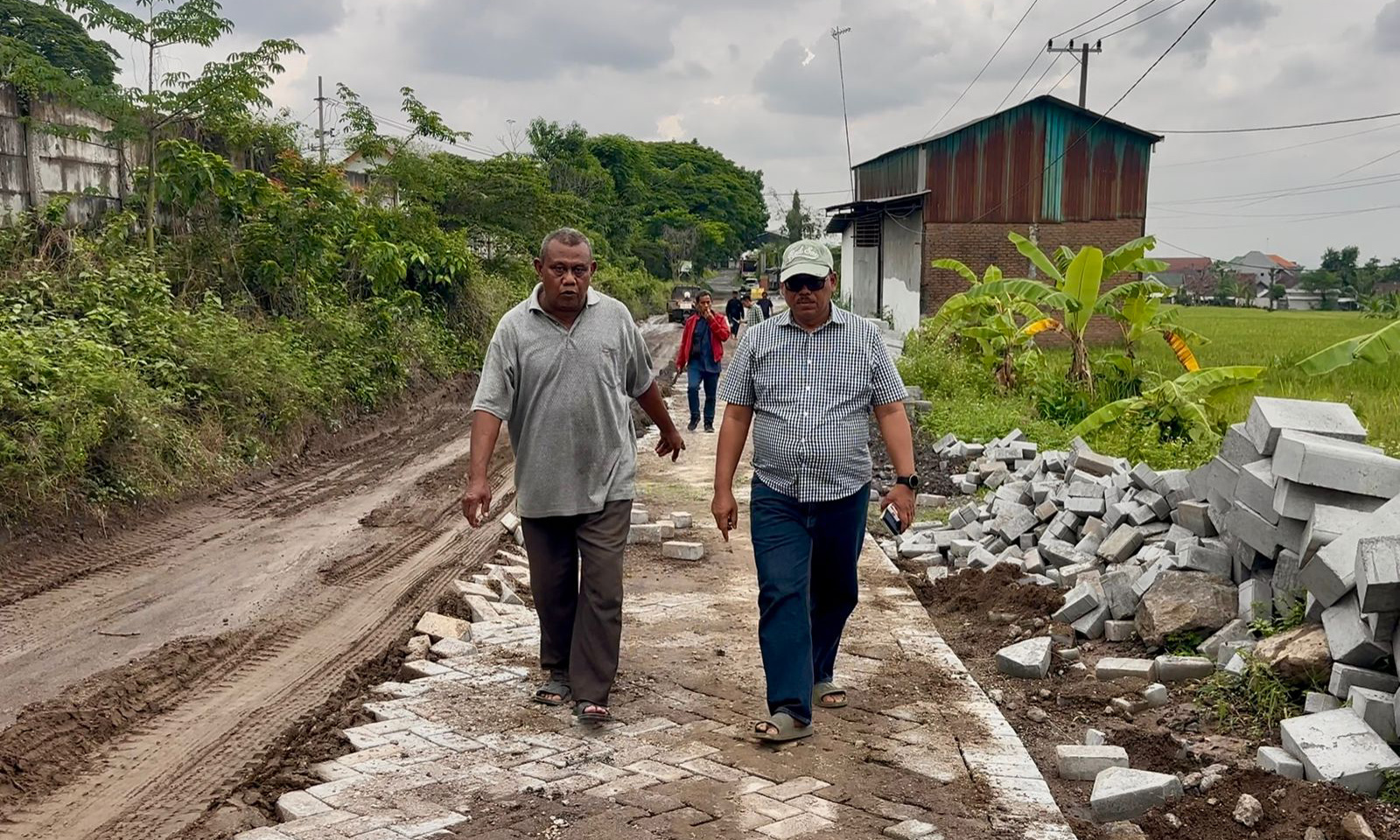 AMBURADUL: Ketua DPRD Kabupaten Pasuruan, Samsul Hidayat saat melakukan peninjauan proyek pavingisasi di Jalan Sumbersuko-Wonolilo, Kecamatan Gempol. Mobilitas tinggi di jalan setempat, membuat paving