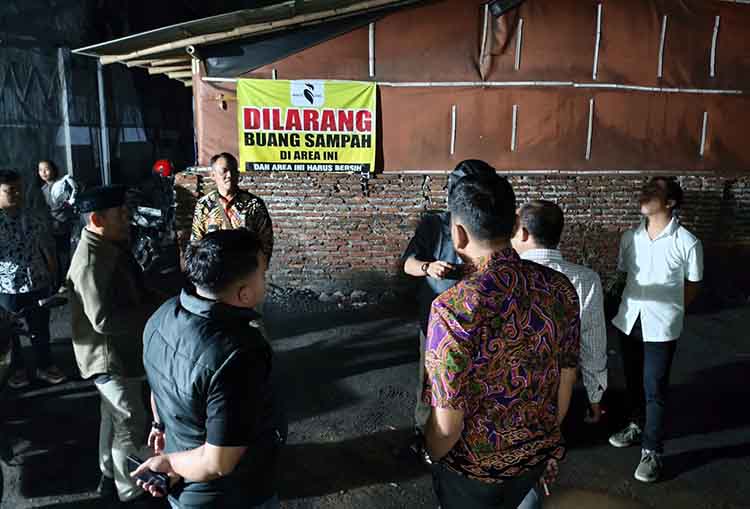 SIDAK: Anggota Komisi I DPRD bersama Satpol PP Kota Probolinggo sidak ke dua lokasi hiburan malam, Sabtu (22/11) malam.