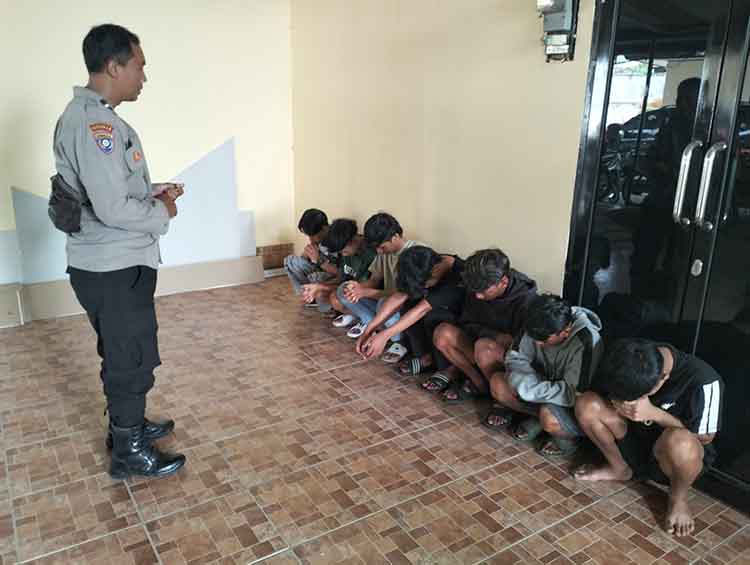 DIBINA: Tujuh pemuda diduga gangster diamankan dan diberi pembinaan di Mapolsek Prigen.