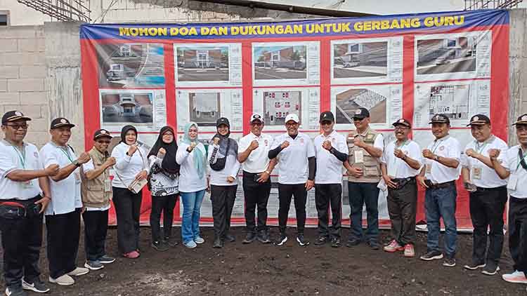 GERBANG GURU: Bupati Probolinggo dr. Mohammad Haris mengapresiasi progres pembangunan gedung guru PGRI Kabupaten Probolinggo.